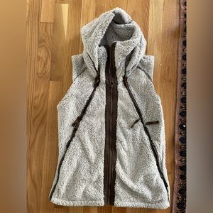 Kuhl Furry Flight™ Vest w/Hidden Hood and Faux Leather Accents size Small